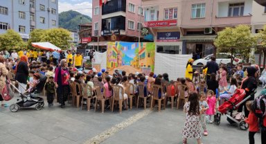 Salıpazarı'nda çocuklar için tiyatro oyunu sahnelendi
