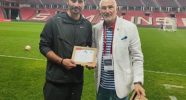 TÜRFAD'dan milli maça özel 'vefa' plaketleri