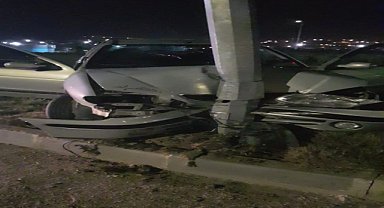 Alkollü sürücü otomobiliyle refüje çıkıp aydınlatma direğine çarptı