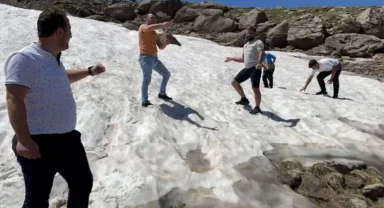 Artvin'de yaylaya çıkan vatandaşlar yazın kar topu oynadı