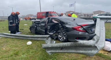 Bolu'da otomobil bariyerlere çarptı, 3 kişi yaralandı