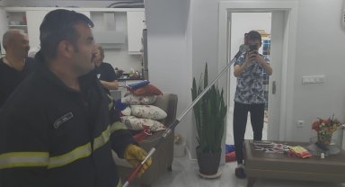 Çantaya giren yılanı itfaiye ekipleri çıkarttı