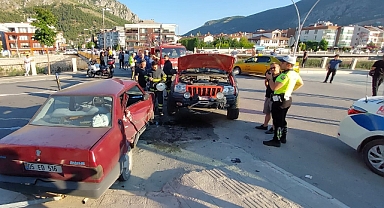 Cip ile otomobil çarpıştı, 2 kişi yaralandı