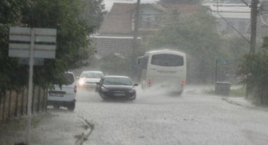 Düzce'de etkili olan sağanak hayatı olumsuz etkiliyor