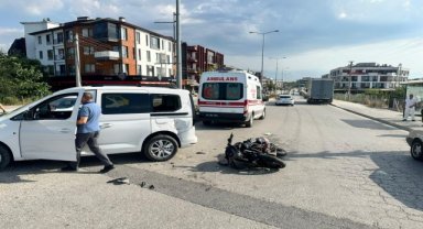 Düzce'de otomobille çarpışan motosikletteki 2 kişi yaralandı