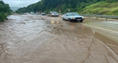 Düzce'de sağanak nedeniyle kara yolu ulaşıma kapatıldı, iki katlı ev yıkıldı