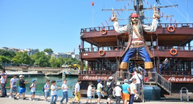 Düzce'de tatilciler "Pusula Katamaran" ile deniz turu yapıyor