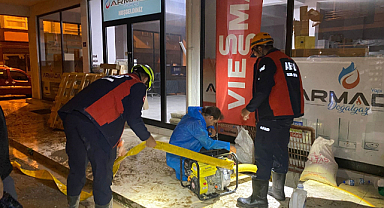 Giresun'da sağanak yağış sonrası ev ve işyerlerini su bastı