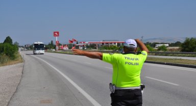 Gümüşhacıköy ilçesinde düzensiz göç ile mücadeleye yönelik huzur uygulaması