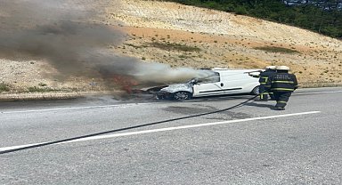 Hafif ticari araç yangında hasar gördü