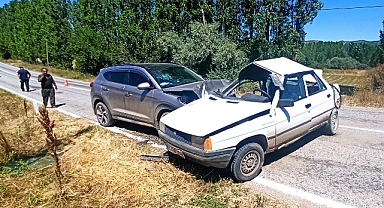 İki otomobil çarpıştı, 1 kişi öldü, 4 kişi yaralandı