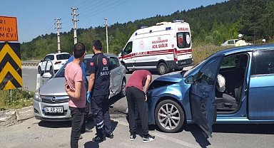 İki otomobilin çarpışması sonucu 2 kişi yaralandı