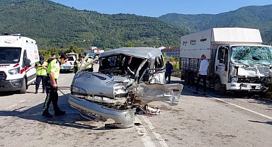 Kamyonet ile hafif ticari aracın çarpıştı: 4 yaralı