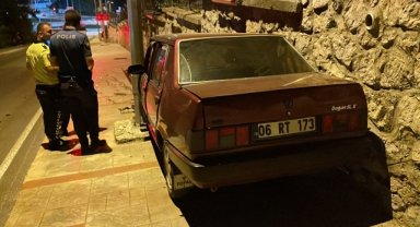Karabük'te aydınlatma direğine çarpan otomobilin sürücüsü yaralandı