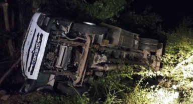 Karabük'te devrilen kamyondaki 2 kişi yaralandı