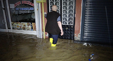 Karadeniz'de sağanak: Cadde ve sokaklar göle döndü