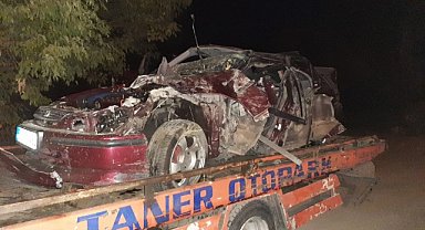 Köprünün korkuluklarına çarpan otomobildeki 3 kişi yaralandı