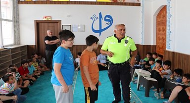 Kur'an kursuna katılan çocuklara trafik eğitimi veriliyor