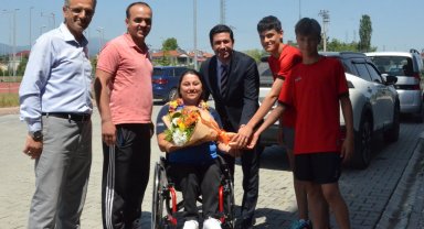 Merve Nur Eroğlu, çiçeklerle karşılandı