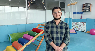 Otizmli bireylerin ailelerine destek veriyor