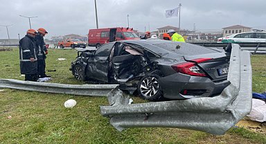 Otomobil bariyerlere çarptı, 1 kişi öldü, 2 kişi yaralandı