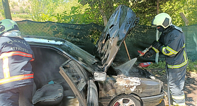 Otomobilde çıkan yangını itfaiye ekipleri söndürdü