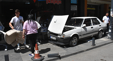 Otomobilin çarptığı 2 kişi yaralandı
