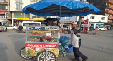 Seyyar tezgahında gözleme ve lahmacun satarak 31 yıldır evinin geçimini sağlıyor