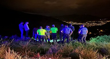 Sürücüsü son anda kurtarılan otomobil uçuruma düştü