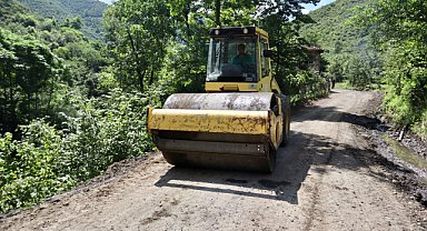 Yol yapım çalışmalarını sürdürüyor