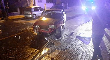 Zabıta kulübesine çarpan otomobildeki 4 kişi yaralandı