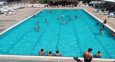 Amasya'da sıcaktan bunalanlar havuzları tercih etti