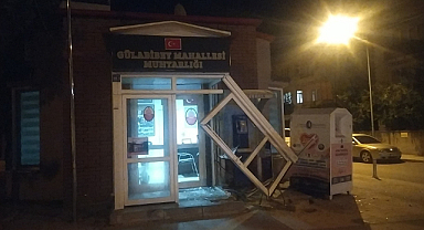 Araç kontrolden çıktı muhtarlık binasına daldı
