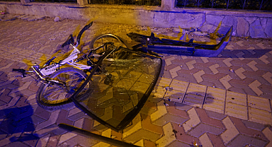 Araç yoldan çıktı: 2 genç yaralandı