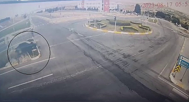 Babayla oğlunu ayıran kaza güvenlik kamerasında