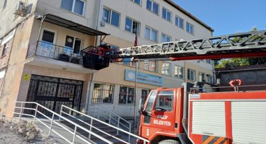 Çorum'da okulun balkonunda mahsur kalan çocuğu itfaiye kurtardı