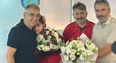 Dünya şampiyonu çiçeklerle karşılandı