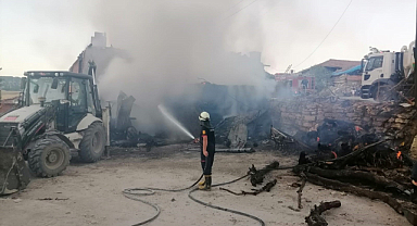 Elektrik kontağından çıkan yangında 1 ev kül oldu