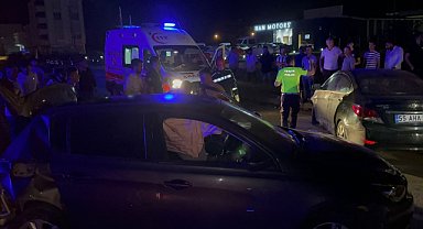 İki otomobilin çarpıştığı kazada 3 kişi yaralandı