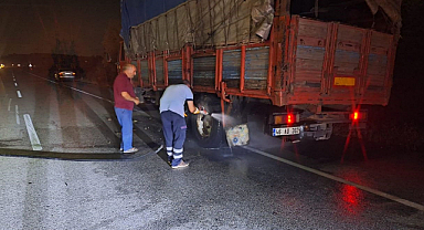 Kamyonun lastikleri alev aldı