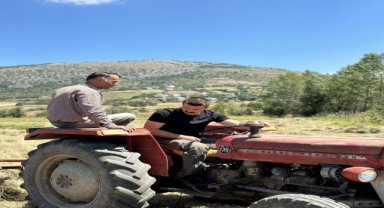 Kaymakam Coşkun traktör kullanarak çiftçilere yardım etti