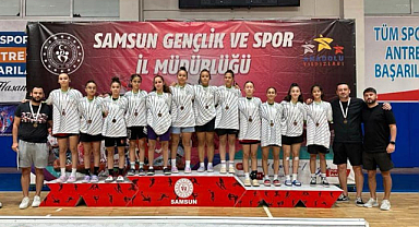 Kız basketbol takımından 3.'lük başarısı