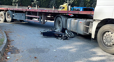 Motosiklet tıra çarptı: 2 yaralı
