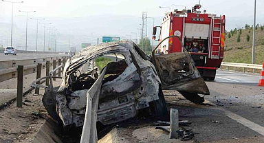 Otomobil bariyerlere ok gibi saplandı: 2 ölü