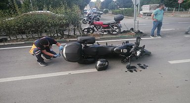 otomobil ile çarpışan motosiklet sürücüsü yaralandı