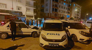 Otomobil polis aracına çarptı: 1'i polis 3 yaralı
