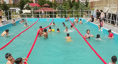Portatif Havuzla Serinliyorlar