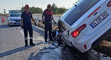 Refüje çıkan araçta 5 kişi yaralandı