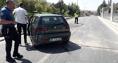 Savrulan araç durağa çarptı