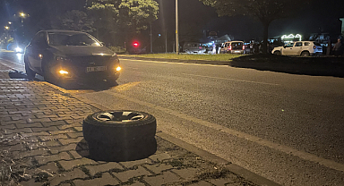Seyir halindeki aracın lastiği koptu:1 yaralı